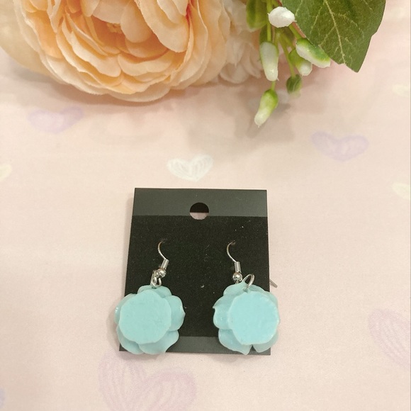 Adorable Blue floral earrings plastic - Picture 2 of 2